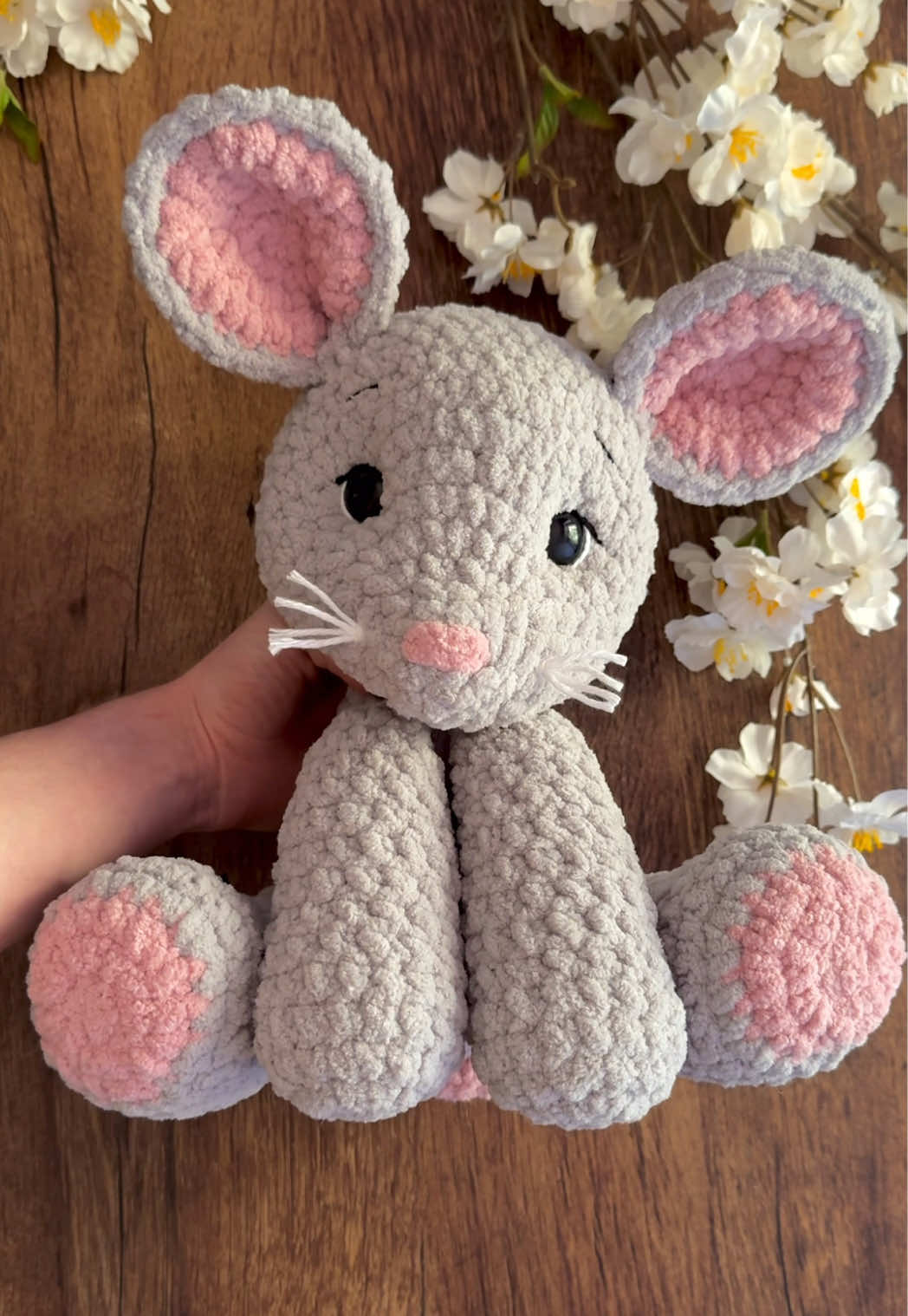 This sweet mouse looks like she climbed right out of a story book 🥹🤍 Pattern by me #crochet #crochetersoftiktok #crochettok #amigurumi #mouse 