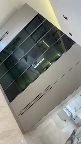 غرفة نوم صيني.  الموديل:أروى.  مكونة من 9 قطع.  *تقسيمات اكسسوارات بالتسريحة والشفنيرة والدولاب. *شاحن مدخلين USB وتايب سي بالكمدينة. *ريموت كنترول تحكم بالاضاءة. *السرير يوجد تخزين , 200*200 *الدولاب , 320*230*60 *الشفنيرة 72 *التسريحة 150 *استاند مرآية بدرج تخزين بالاسفل تصميم حديث , 80 *كرسي التسريحة. *الاريكة يوجد تخزين , 200  * من الكمدينة للكمدينة 330 ^مفصلات هدروليك. ^سحابات شفط. ^اضائات مخفية. ^حساس للأضاءة بالدولاب. شامل التوصيل والتركيب في الرياض🙏🏻.  #خصومات_هائلة #الجمعه_البيضاء #البيت_الممتاز #الشعب_الصيني_ماله_حل😂😂 #غرف_نوم_مودرن