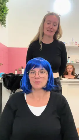 Émilie en bleu, c’est le printemps qui s’est trompé de saison : elle fait pousser des sourires partout où elle passe, d’oui d’oui ! 💙  #fyp #pourtoi #foryou 