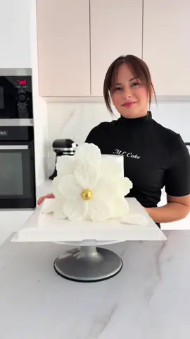 Coucou 👋  Je vous montre comment j’ai réalisé ce magnifique gâteaux  #cakedesign #cakeart #layercake #cakedecorating 