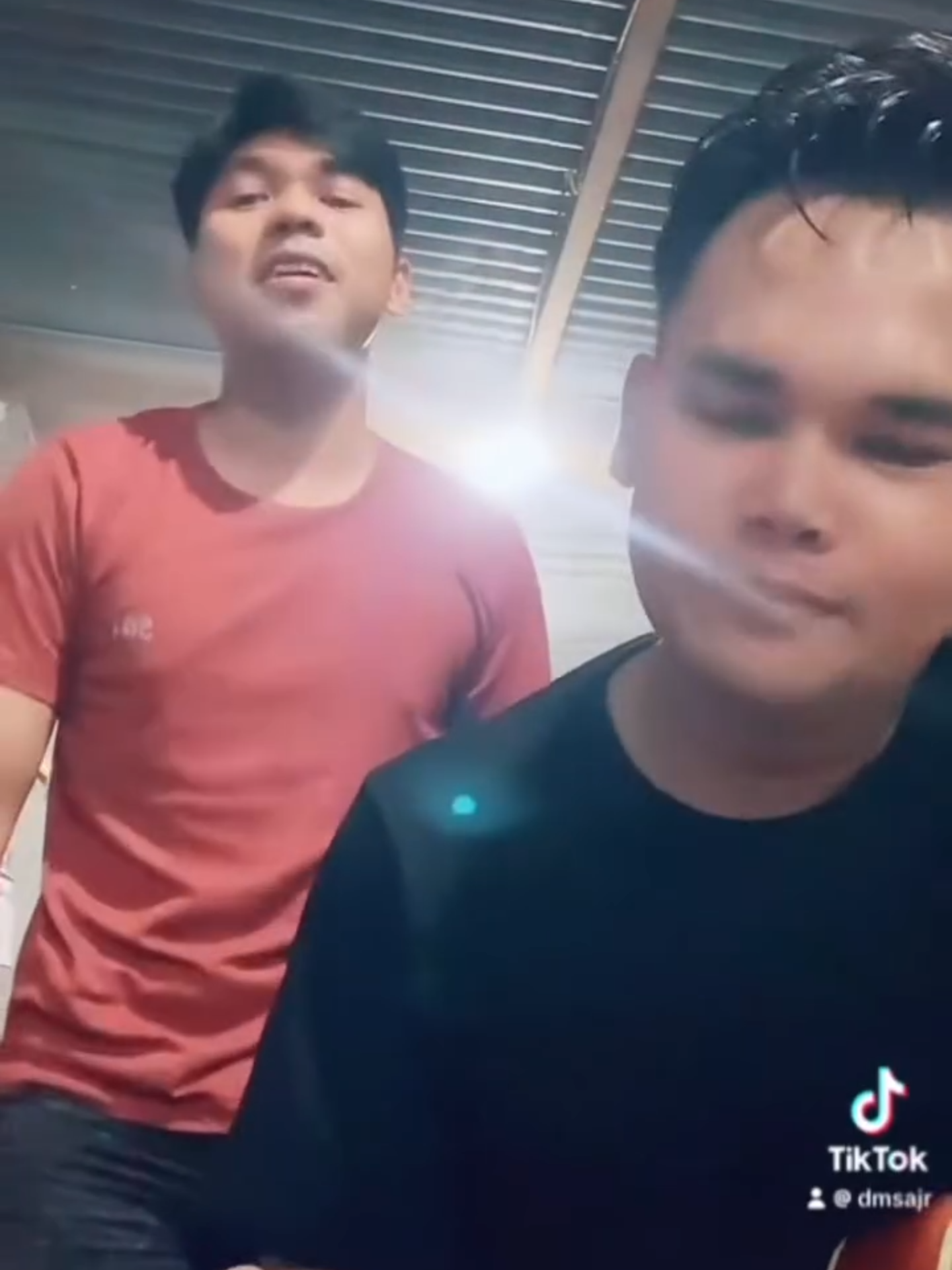 Reuni dadakan sama bestie di tempat nongkrong. Auto cover lagu yang bikin kita ingat masa-masa bandel dulu. 😂 