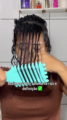Forma correta de usar essas escovas para cabelo cacheado ondulado! #finalizacaodecachos #escovacacheada #cacheadasdotiktok 