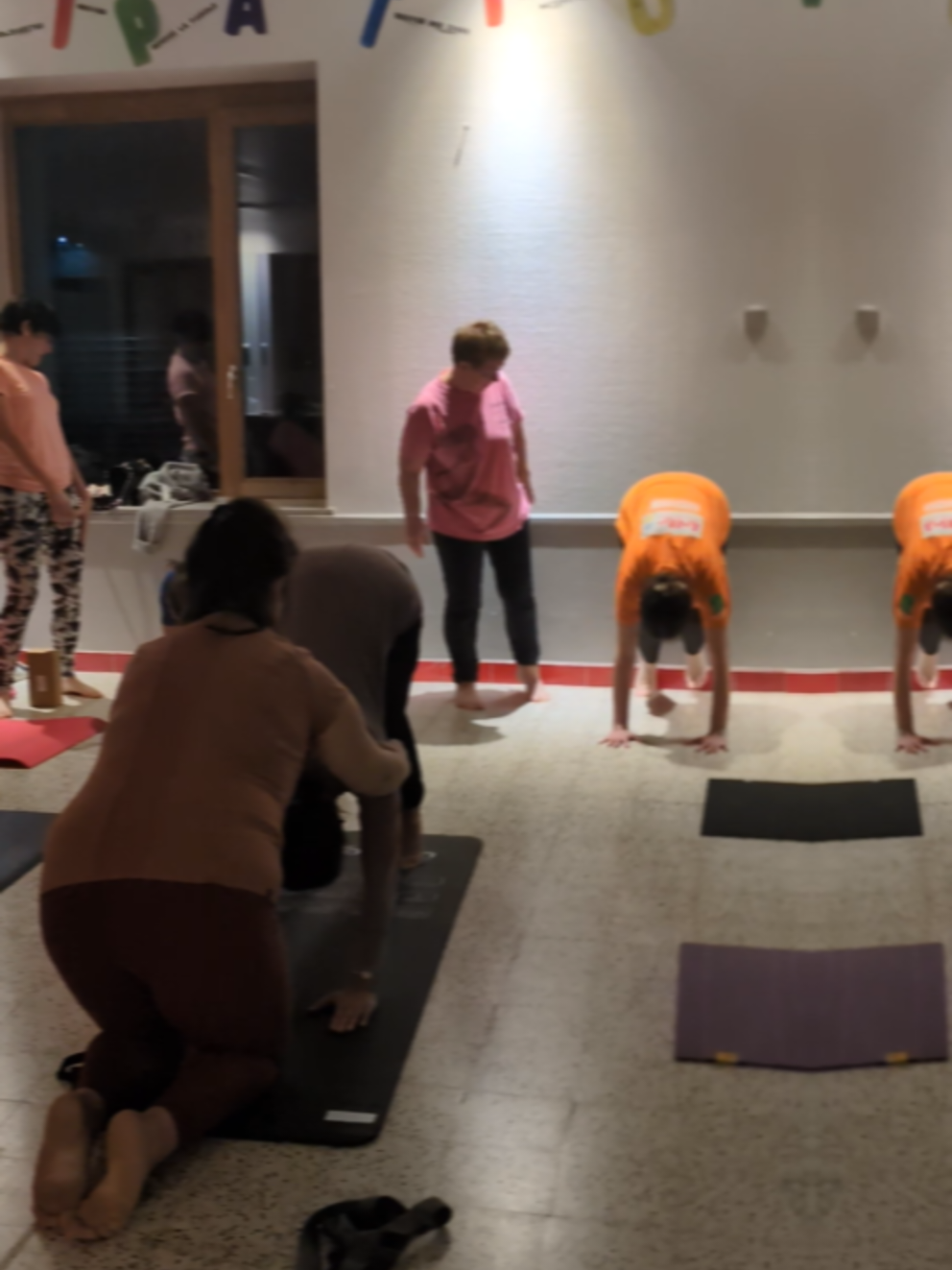 yoga fundamental... le chien tête en bas... première Inversion...  #yoga #dijon #yogapero #katonahyoga #dijonyoga 
