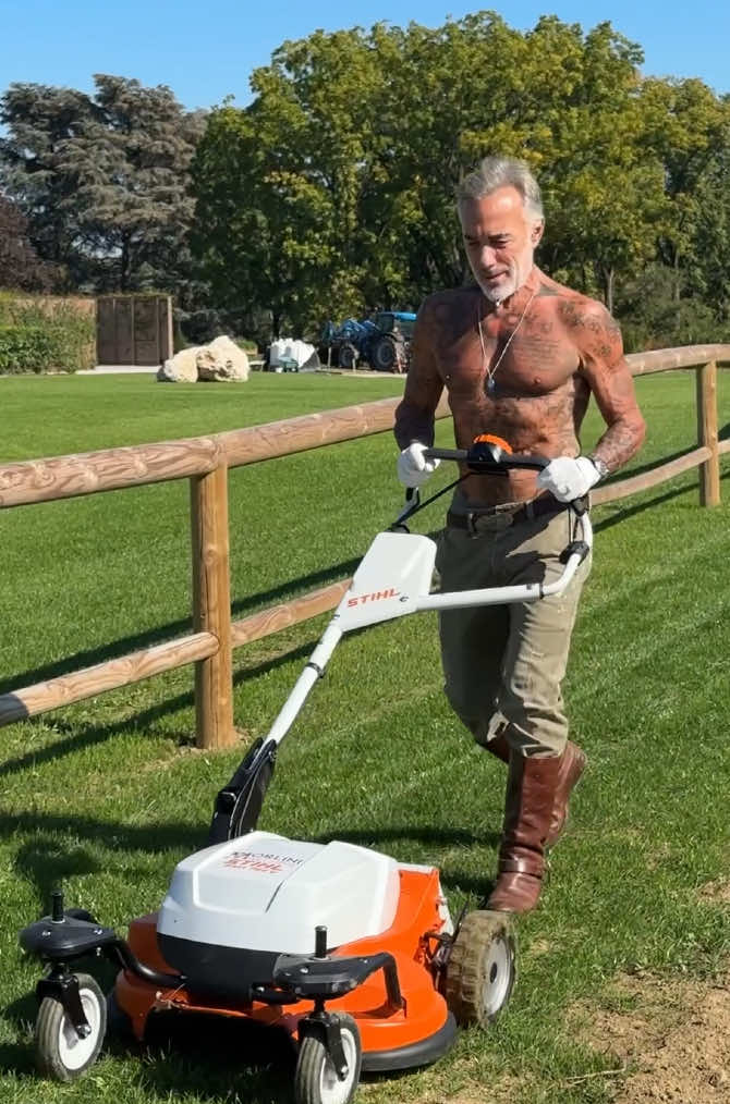 Nada me relaja mas que cortar un césped recién sembrado 💚