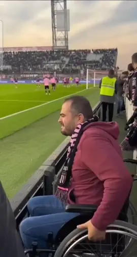 what a beautiful moment. truly heart warming ♥️  #disabled #miracle #goal #fans #viral 