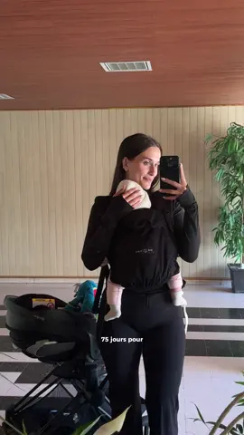 Jour 50 / 75 — Compulsions 🍫🧠 On en parle peu, mais les compulsions alimentaires chez les femmes ne sont jamais juste une “faiblesse” ou un manque de volonté. C’est souvent une réaction émotionnelle du corps, un cri intérieur que l’on essaie d’étouffer avec quelque chose de tangible : la nourriture. 💭 Pourquoi c’est si violent parfois : 	•	Parce que notre cerveau est câblé pour chercher du réconfort rapide. Quand le stress, la solitude, ou la fatigue s’accumulent, il active l’instinct de survie : “trouve quelque chose qui calme”. Et la nourriture — surtout sucrée ou grasse — libère dopamine + sérotonine, les hormones du bien-être. 	•	Parce qu’on porte beaucoup : charge mentale, image de soi, cycles hormonaux, responsabilités, parfois postpartum. → Le corps cherche un moyen de reprendre le contrôle sur un monde où on se sent submergée. 	•	Parce que les régimes et la restriction fragilisent notre lien au corps : plus on se prive, plus le cerveau croit qu’il est en danger. Il finit par provoquer une pulsion de survie, d’où cette sensation de “je ne peux plus m’arrêter”. 💔 En réalité : Ce n’est pas un manque de discipline, c’est un manque d’écoute. Un besoin de douceur qu’on ne s’autorise plus autrement que par la nourriture. 🌷 Ce qu’on peut retenir : La vraie guérison commence quand on arrête de se dire “je n’ai pas de contrôle” et qu’on commence à se dire 👉 “mon corps m’envoie un message, il veut être entendu.” #pourtoi #DailyRoutine #Vlog #pertedepoids #dayinmylife