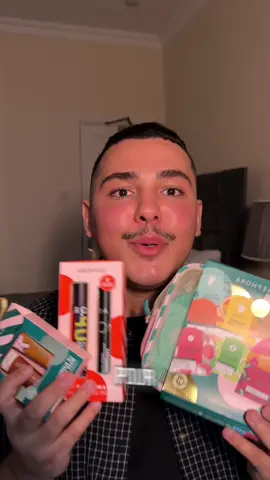 🎁 La magie de Noël est déjà là avec Sephora Collection @Sephora Collection ✨ J’ai reçu 3 kits trop canons et autant vous dire que mes amies étaient ravies 😍 (et moi j’ai gardé les masques évidemment 😌💆‍♂️). 👉 Ce que j’ai reçu : 💋 Le Lip Sleeping Mask Duo – parfait pour des lèvres toutes douces cet hiver 👁️ Le Lash & Brow Duo Set – pour des cils et sourcils au top 💄 Et le 8 Masks Set – une sélection irrésistible pour prendre soin de soi 🎄 J’adore ces coffrets déjà prêts à offrir : de vrais must-have beauté à prix doux, pour faire plaisir sans se ruiner 💫 Et le plus cool ? Sephora Collection propose des dizaines d’autres idées cadeaux pour tous les goûts et tous les budgets : 🧴 Coffrets soins 💅 Coffrets maquillage 🛁 Coffrets bain 💆 Coffrets cheveux 🎁 Et même des coffrets mixtes cross-catégories Avec leurs teintes en édition limitée, c’est clairement le moment de craquer ! 💖 #sephoranoel #sephora #ideescadeaux #wishlist #collaborationcommerciale