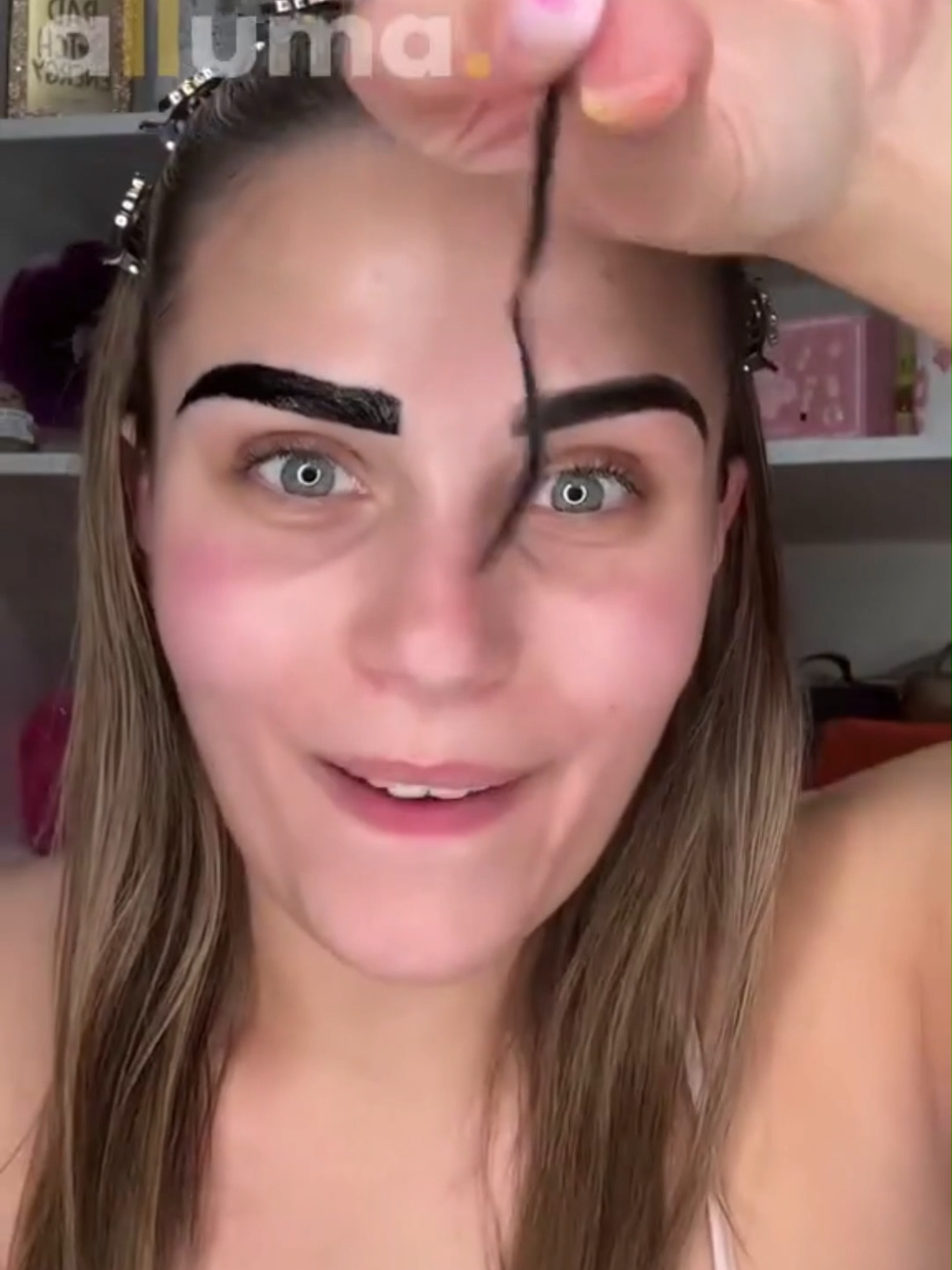 🙈 Chaque matin, vous perdez du temps à redessiner vos sourcils ? Avec Alluma, une seule application suffit pour avoir des sourcils nets, intenses et naturels jusqu’à 7 jours. Résultat immédiat : un avant/après bluffant, sans maquillage quotidien. ✨ Gagnez du temps, de la confiance et dites adieu aux crayons qui s’effacent. 📦 Commandez aujourd’hui et payez directement à la livraison.
