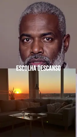 O Som do Controle A mente ansiosa adora planilhas, listas e previsões. São úteis, mas não salvam. O controle promete paz e entrega tensão. Deus não te chamou para a irresponsabilidade, mas para a dependência. Há sabedoria em planejar; há idolatria em tentar garantir o imprevisível. A entrega verdadeira não é desistência do dever, é desistência da onipotência. Ore, organize, faça o possível e, depois, solte. A paz não nasce do plano perfeito, nasce do coração que confia mesmo quando o plano muda. Hoje, permita-se não saber tudo. Quando faltar certeza, escolha obediência; quando faltar tempo, escolha prioridades; quando faltar força, escolha descanso. A providência não falha; falha a nossa lembrança de quem providencia. Soltar é confiar que Deus trabalha quando você dorme.