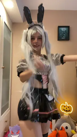 this wig is so heavy 🥲 #frierencosplay #frierenbeyondjourneysend #halloween #cosplayer #bunny 