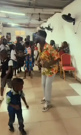 Famille 🙏🏾💙 Je vous ai promis un nouvel album, et par la grâce de Dieu, il se prépare bien 🙌🏾🔥 Aujourd’hui, je vous partage le 1er titre de l’album, intitulé « QUI » 🎶 C’est une version brute, sans arrangements, sans effets, sans rien — juste l’esprit du chant, pur et profond. Je veux que vous ressentiez le cœur du message avant même que les arrangeurs posent la touche finale en studio. Alors famille, écoutons ensemble cette version brute de “QUI”… Que Dieu vous parle à travers ces paroles 💙🙏🏾