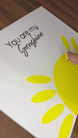 Minik Ayaklara Güneş Tutkusu ☀️ Hayatın en özel anlarını — ilk gülüşler, ilk adımlar — ölümsüzleştirmek için en naif yol 🌼 “You Are My Sunshine” ayak izi tablo seti ile bebeğinizin küçücük ayak izlerini bir sanat eserine dönüştürün. 🖌️ Set dahilinde neler var? – Sağlığa zararsız sarı parmak boyası – 30×40 cm kanvas üzerine tasarlanmış “You Are My Sunshine” yazılı tablo – Ailece eğlenceli bir aktivite olarak, bebeğin ayakları ile tabloya iz bırakma fırsatı Bu tablo, evinizin duvarını anlam dolu bir hatırayla süsleyecek; baby shower’da, doğum günlerinde ya da hediye olarak unutulmaz olacak 🎁 ✨ “Güneşim sensin” demenin en tatlı yolu: minik adımlar, büyük anlamlar. #bebek #ayakizi #hatira #hediye #youaremysunshine 
