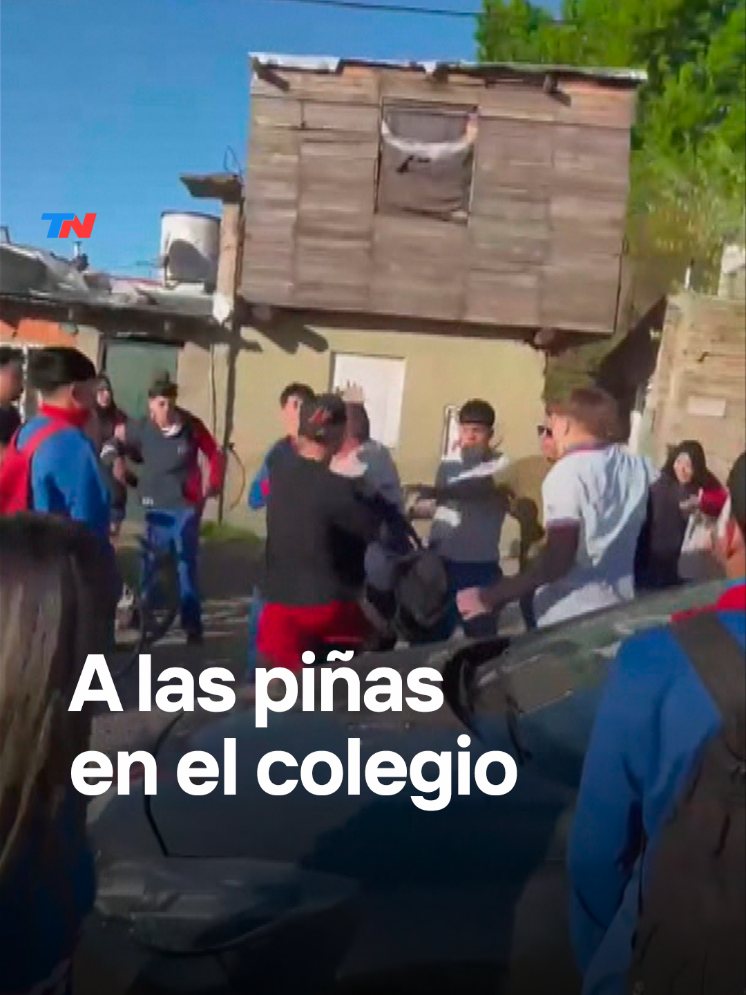 Un colegio de Ingeniero Maschwitz parece el reino del revés. Los alumnos se pelean en la puerta y los padres se suman con trompadas. Todos miran y nadie hace nada.