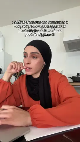 Après avoir fait 70 000 € en moins d’un an, en étant totalement débutante, uniquement grâce à la vente de produits digitaux, j’ai décidé de vous dévoiler toutes les stratégies et méthodes qui m’ont permis d’y arriver. (J’ai dû investir plus de 4 000 € en formations pour les obtenir 😭) Mais après avoir parlé avec beaucoup de mamans, d’étudiantes et de femmes motivées qui veulent se lancer mais qui n’ont pas les moyens de se former, j’ai décidé de tout regrouper dans un seul programme, à moins de 100 €, voire même moins de 60 €. Ce programme va vous apprendre à : • créer votre communauté (sans que vous soyez obligé de vous dévoiler) • trouver vos clients • créer votre propre produit digital • automatiser votre système • et vendre efficacement, même en partant de zéro. Le programme n’est pas encore sorti, il arrive dans les prochains jours / prochaines semaines Insha’الله  Les places seront limitées, parce que franchement, ça va me demander beaucoup de travail. 😅 Et pour être honnête, je n’y gagne pas grand-chose financièrement : entre les frais d’hébergement, les outils, la plateforme… tout part là-dedans. Donc je compte sur vous pour au moins me faire des duaas 🥹 J’espère sincèrement  que ça aidera celles qui veulent se lancer mais qui n’avaient pas les moyens jusque-là Insha’الله.  Du coup, j’ai ouvert une liste d’attente pour celles qui veulent être prévenues en priorité dès que ça sort (en bio). ❤️Mon but : rendre le business en ligne accessible à toutes, même à celles qui n’ont pas les moyens de se payer des formations à 300, 500 ou 1000 €.