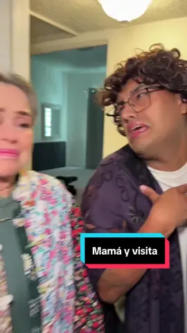 Mi mamá hablando mal de nosotros con la visita