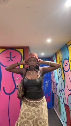 kenyan girls unite 🇰🇪 @Eloise @Schannell 🐞 