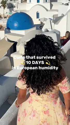 Humidity + travel usually = frizz nightmare… but not this time 👀 Here’s how I kept my curls shiny all through Europe 🧴✨ Save this routine for your next trip 🌍 #europeansummer #curlyhairroutine #curlygirl #curlyhairinfluencer #latinacontentcreator 