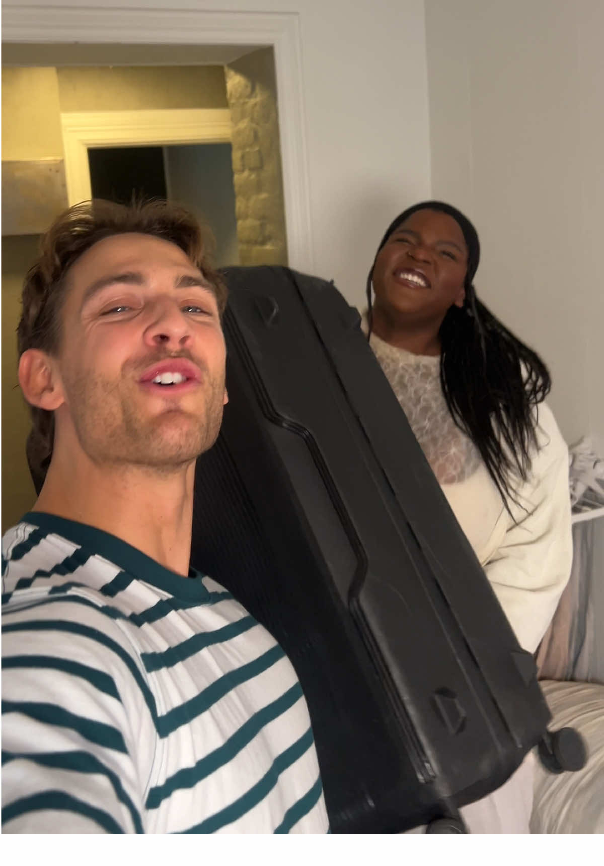 [Annonse @Norwegian] Hvor tror du Naomi tar meg med?✈️🌍  @🍬 Naomi skal overraske meg med en rødtur med Norwegian, og det eneste jeg vet er at vi reiser om noen dager😭  Følg med for å se hvor vi lander!  #rødtur #mysterytrip #flynorwegian 