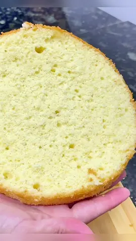 Só TRÊS INGREDIENTES! Sem óleo , sem leite e sem fermento e eu faço um bolo de até dois kg com essa massa !  Ingredientes :  6 ovos em temperatura ambiente  180g de açúcar refinado  200g de farinha de trigo peneirada e sem fermento .  Opcional : raspas de limão , laranja ou essência de baunilha