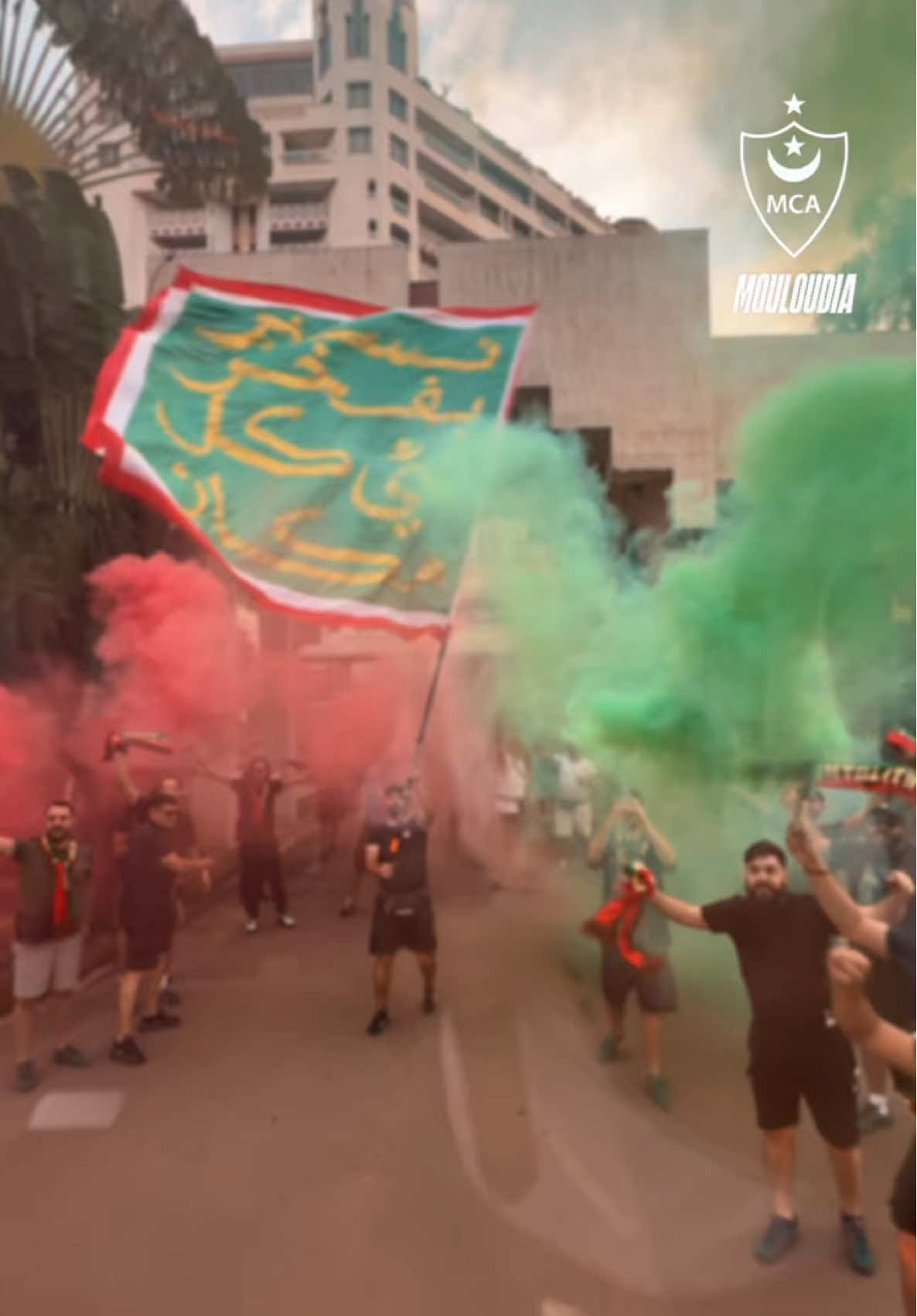 🗣️ | رانا موراكم جمهور كبير 🟢🔴🇩🇿🔥 🤳 | هكذا استقبل جمهور العميد تشكيلة الفريق أمام مقر إقامة الوفد بالكاميرون 🇨🇲 ‎#𝑻𝒉𝒆𝑫𝒆𝒂𝒏 | ‎#𝑾𝒆𝑨𝒓𝒆𝑴𝑪𝑨 | #𝑻𝒐𝒕𝒂𝒍𝑬𝒏𝒆𝒓𝒈𝒊𝒆𝒔𝑪𝑨𝑭𝑪𝑳 #نادي_مولودية_الجزائر 🟢🔴
