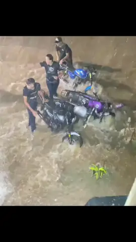 🇻🇪🌊 Inundaciones arrastran todo a su paso por las calles de Venezuela El aluvión fue causado por lluvias extremas en el estado venezolano de Barinas. Los servicios de seguridad estimaron que en la zona afectada cayeron un total de 200 metros cúbicos en solo 2 horas y 36 minutos. Debido al torrente, las calles se convirtieron en ríos. Varias personas arriesgaron sus vidas intentando salvar sus automóviles y motos, que estaban siendo arrastrados por las aguas. Síguenos en PSExpress #noticias #lluvias #lluviasfuertes #climaextremo #venezuela 