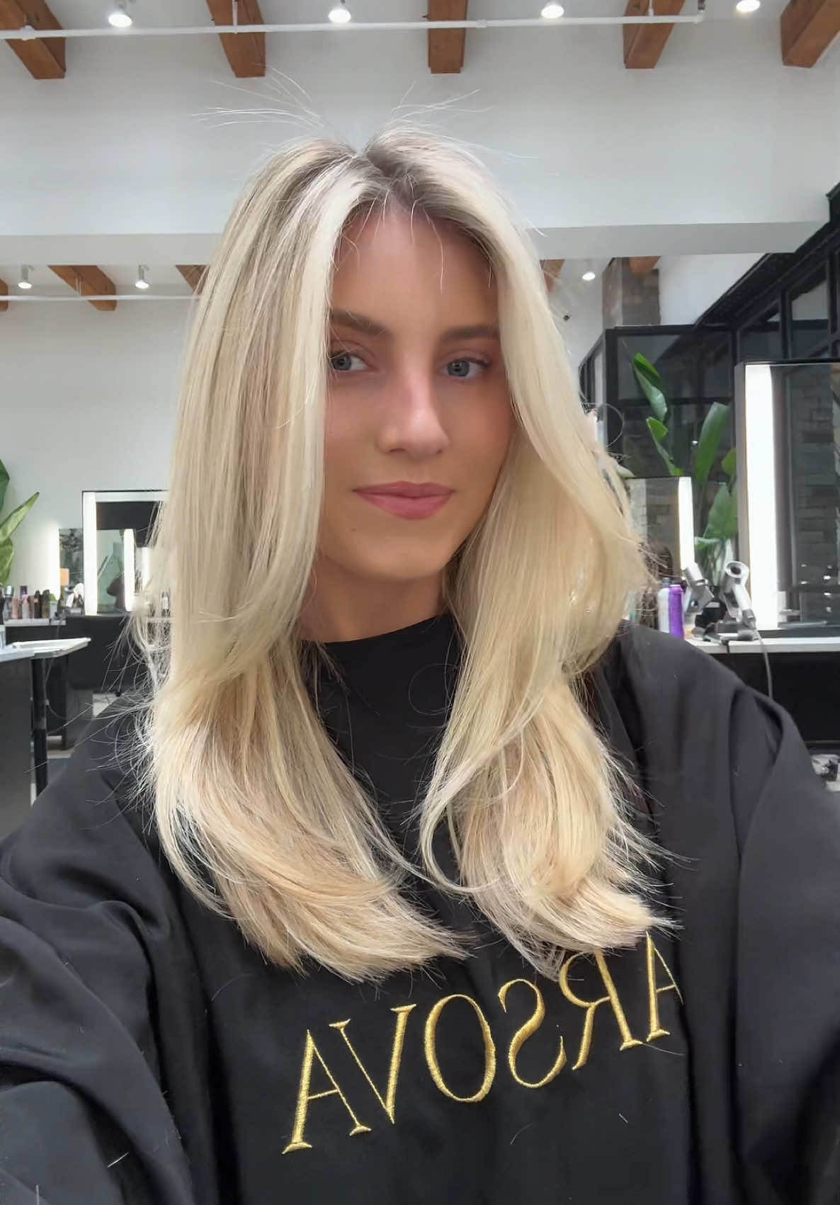 Little blonde refresh before Europe 🤭 #blondehairstyles #blondehairinspo #blondehighlights #chicagohairstylist #chicagohairsalon  @ARSOVA SALON Chicago Balayage 