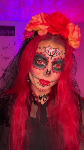 Another Halloween look in the books 😅🎃 @UCANBE palette saved me making this look 🖤#halloween #skullmakeup #skull #halloweenmakeup #spanish 