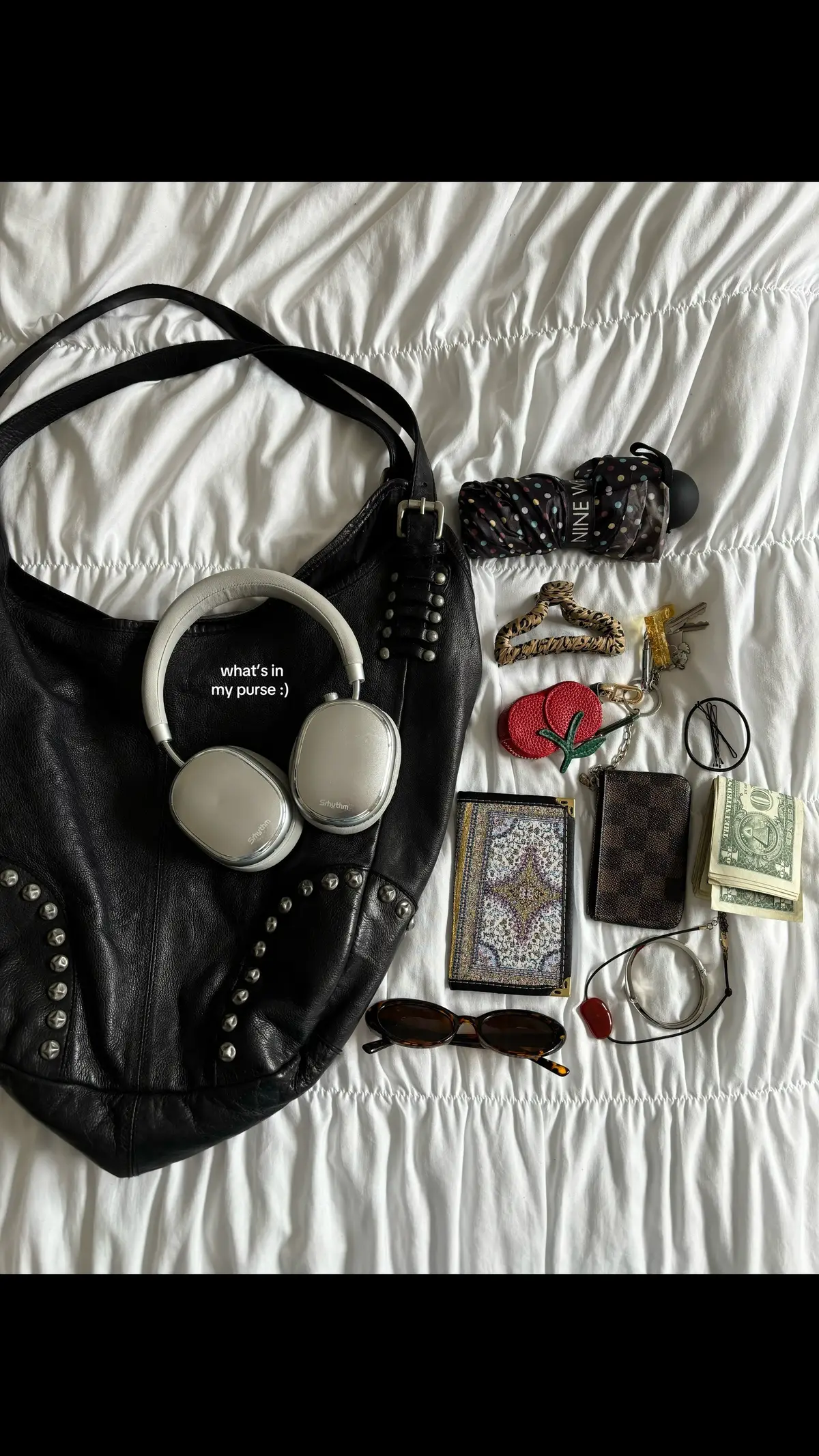 what’s in my everyday tote 💘 #whatsinmypurse #whatsinmybag #whatsinmyworkbag #worktote #worktotebag 
