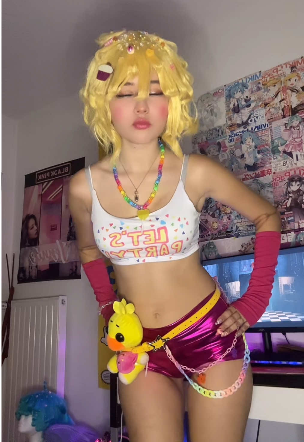 Gonna cosplay next week and then will cos chica for Halloween again hehe #fnaf #fivenightsatfreddy #toychica #fnafchica #fnafcosplay 