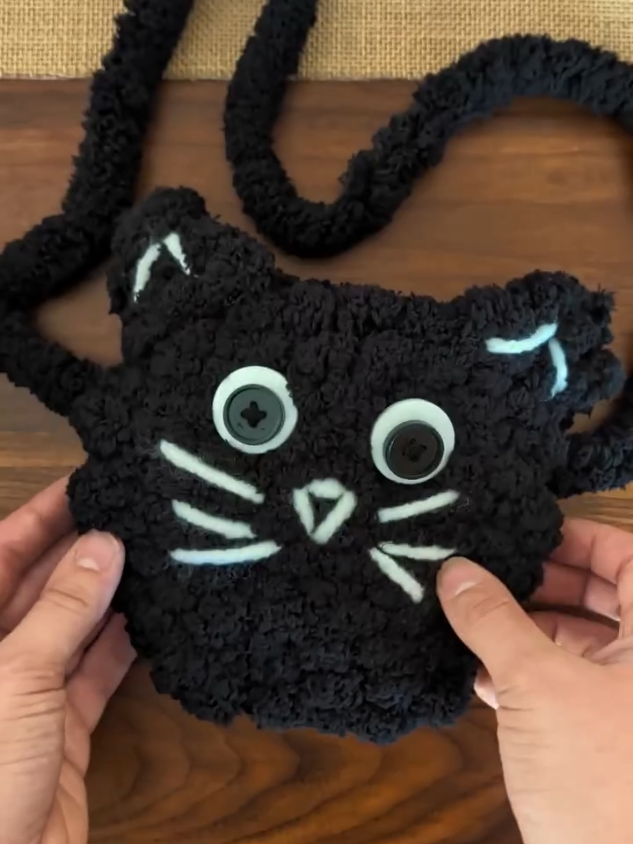 🐈‍⬛ Bolso de gato negro tejido en telar de cartón 🧵🎃 ¡Mis niñas se divirtieron muchísimo haciendo este adorable bolso de gatito! 🐱✨ Corté una forma simple de cara de gato en cartón y le hice pequeñas ranuras en la parte superior e inferior. Para crear el telar, enrollamos hilo por cada pestaña, pasándolo de arriba hacia abajo. Cuando terminas de tejer, ¡puedes sacar la tela del cartón y todo se mantiene unido! 😍 Usamos una puntada de manta alrededor de los bordes y añadimos una correa para convertir el tejido en un lindo bolso. 💜#catrinachallengetiktokshop #diademuertostiktokshop #catrinasmexicanas🇲🇽 #diversion #manualidades 