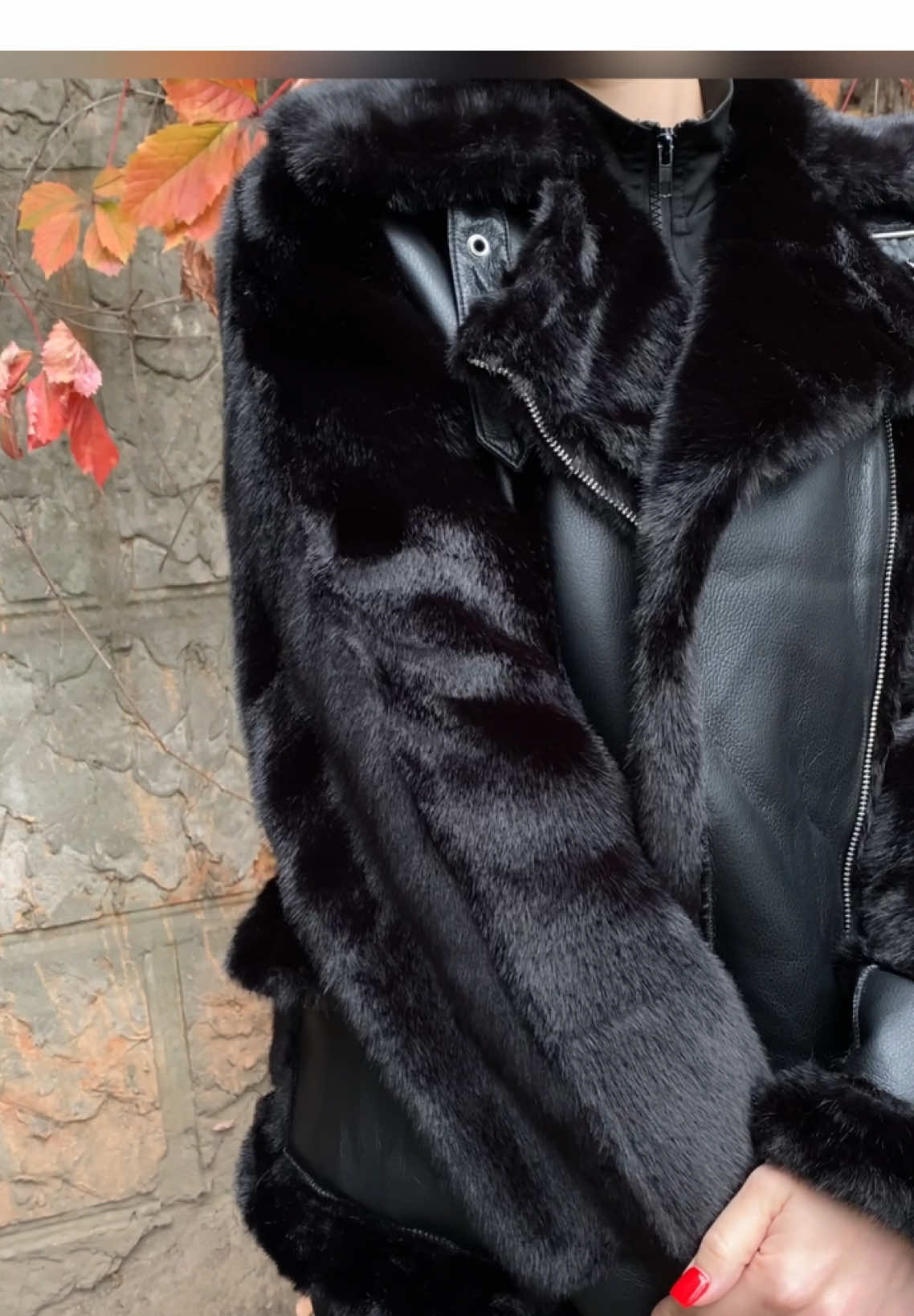 ♥️ 🖤 Комбінована шубка із еко норки Хутро виглядає як справжнє — блиск, густина, м’якість ✨ Тренд сезону, який поєднує розкіш і комфорт. В наявності різні розміри 🤍#шубка #шуба #норка #еко 