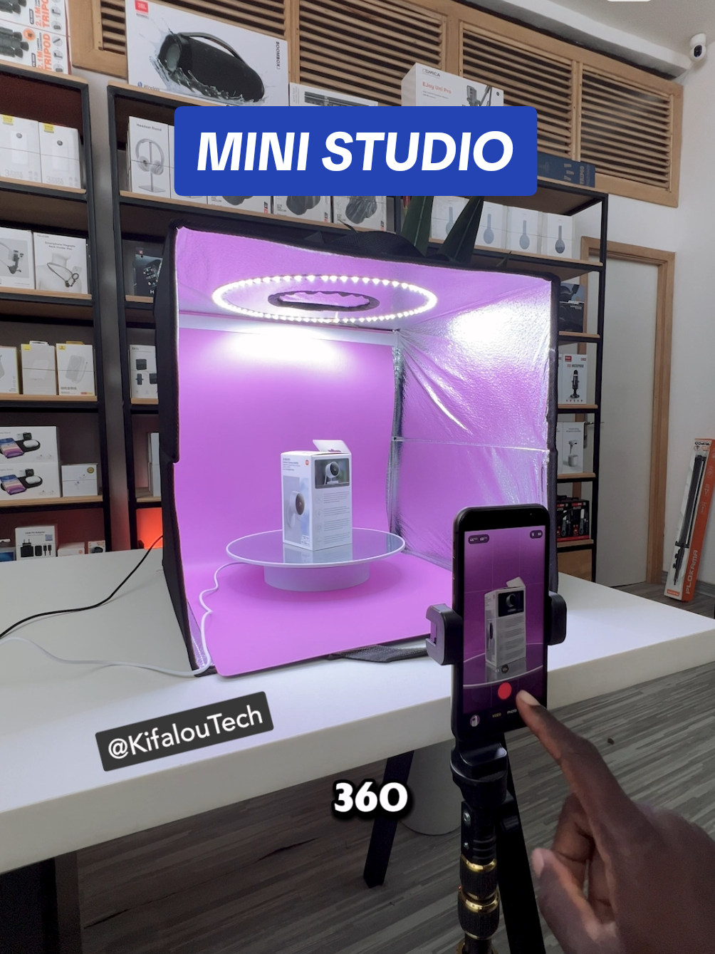 Mini Studio Portable 40cm 25 000 Fr 12 Fonds de couleur Autres Accessoires :  Présentoir Rotatif 25A : 12 000 Fr Trépied Pour Smartphone 2m : 13 000 Fr #ministudio #photobox #contentcreator #photography #trepied 