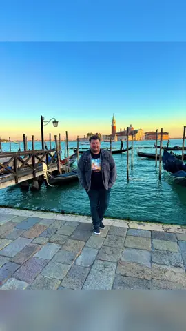 Viața însăși este magie, iar dacă nu crezi asta, măcar încearcă să o trăiești ca pe ceva magic! 😇 #italy #venetia #travel #gondola #liveyourbestlife 
