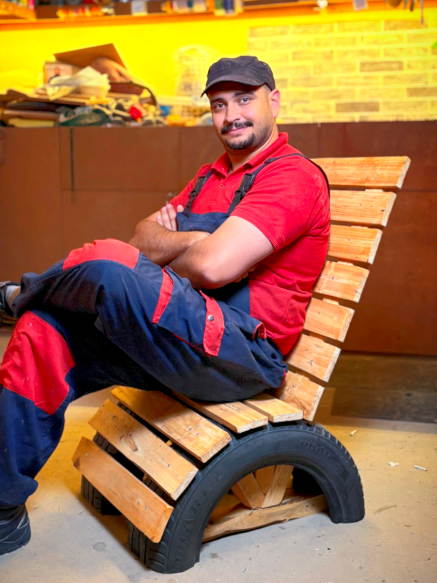 Turning an old tire into a cool outdoor chair 🔥 Made this easy DIY chair using an old tire and scrap wood! Perfect for the garden, balcony or any outdoor space. Simple idea, but the result is awesome 😎 #DIY #handmade #upcycledart #woodworking ##CreativeIdeas 