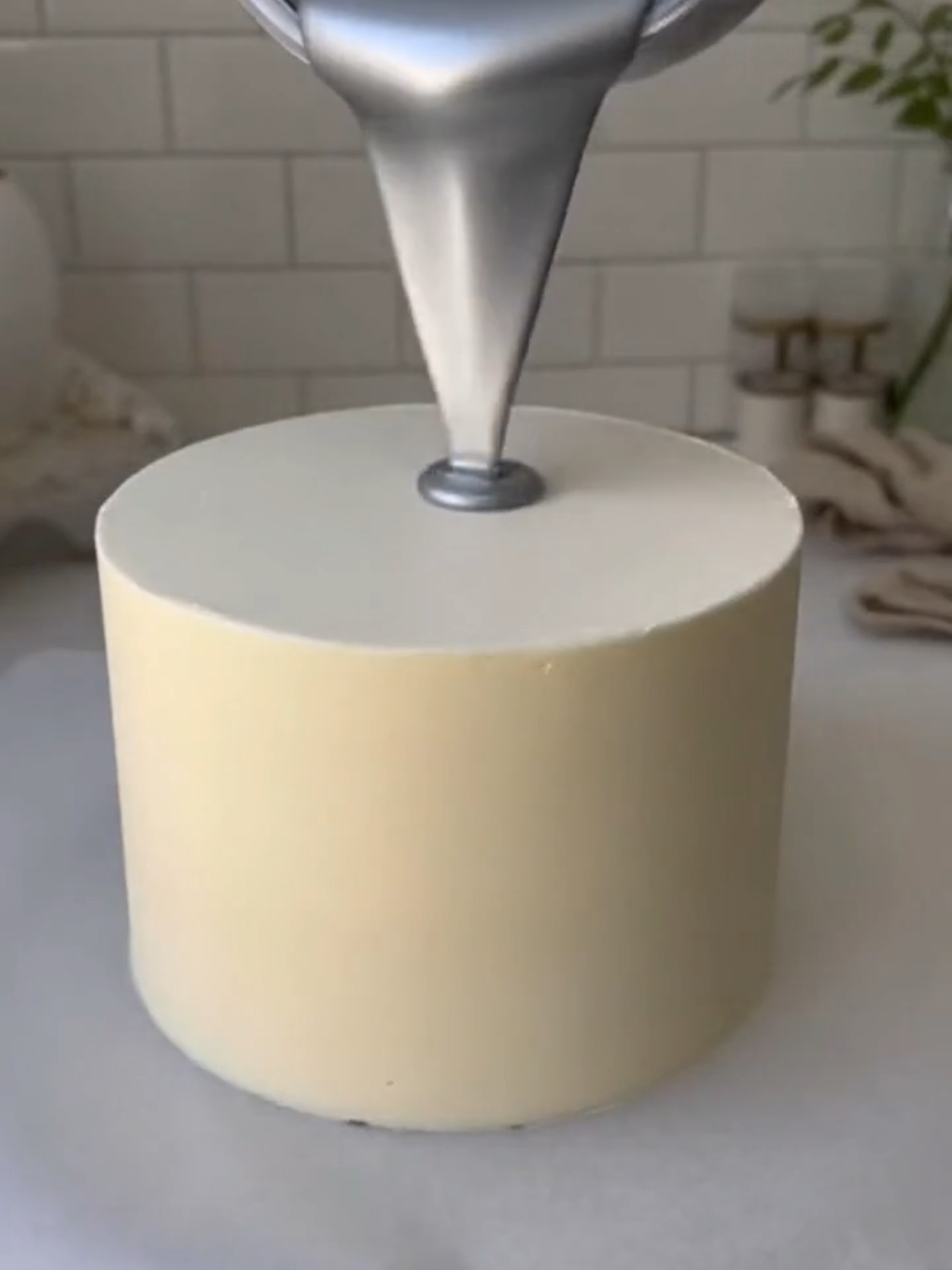 #fyp  #foryou #viral  #trending  #tiktok  #tiktokviral  #foryoupage  #video  #glitter   #notachallenge #cake #cakedecorating 
