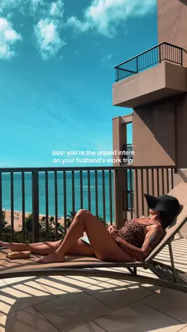 Intern of the year tbh 💅 😌🌺 #wifelife #sahm #hawaii #hiltonhawaiianvillage #hiltonhonors @hiltonhawaiianvillage 