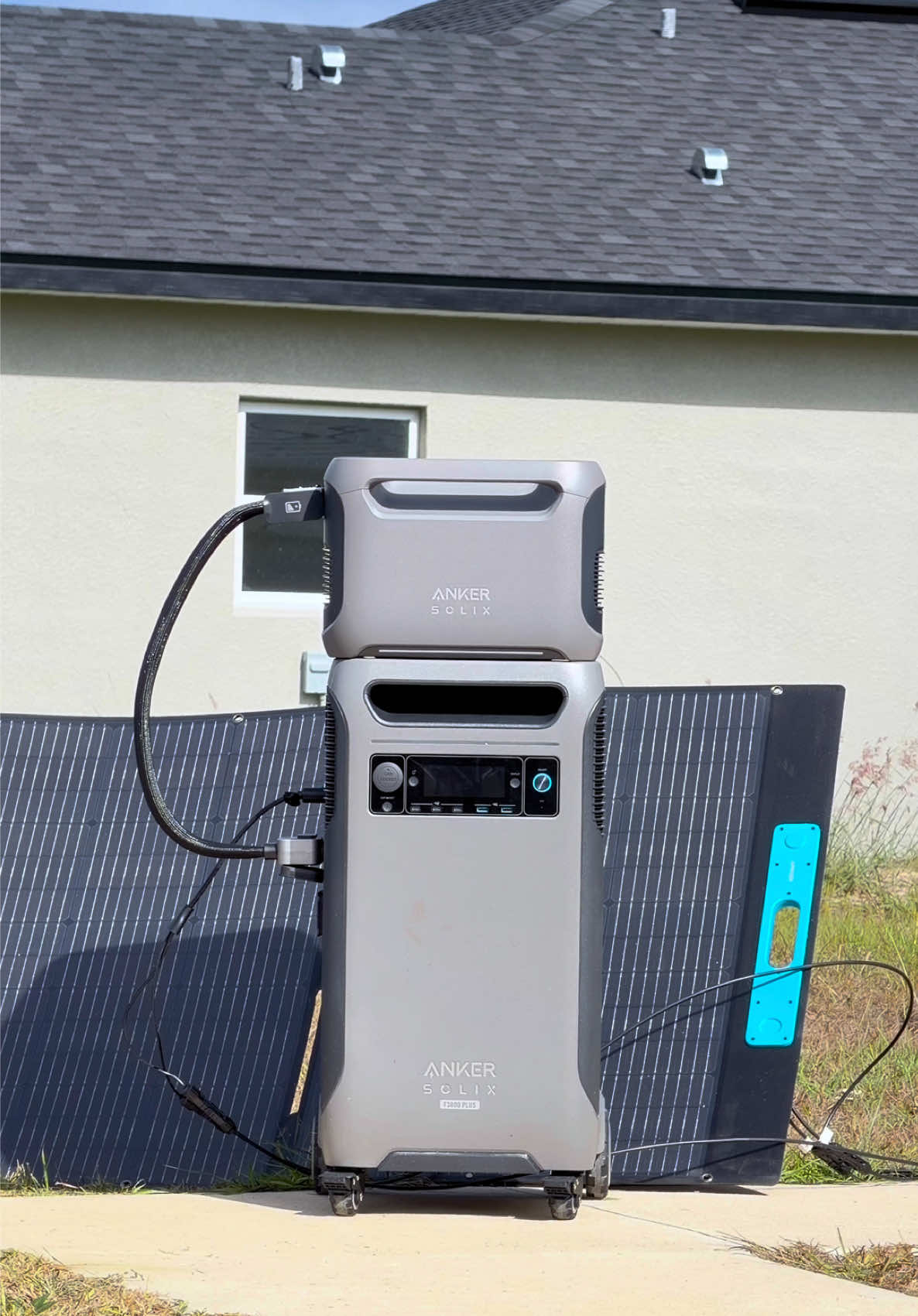 Who needs the grid when you’ve got the sun on payroll? ☀️🏠⚡ Powering the house with the Solix F3800+ straight from the sky — clean, quiet, and kinda badass. 😎 #ankersolix #backuppower #offgridlife #selfsufficient #selfsufficiency 