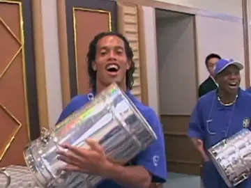 O homem que jogava bola sorrindo 😁🇧🇷  #ronaldinhogaucho #futebol #futebolbrasileiro #jogabonito #futebolarte 