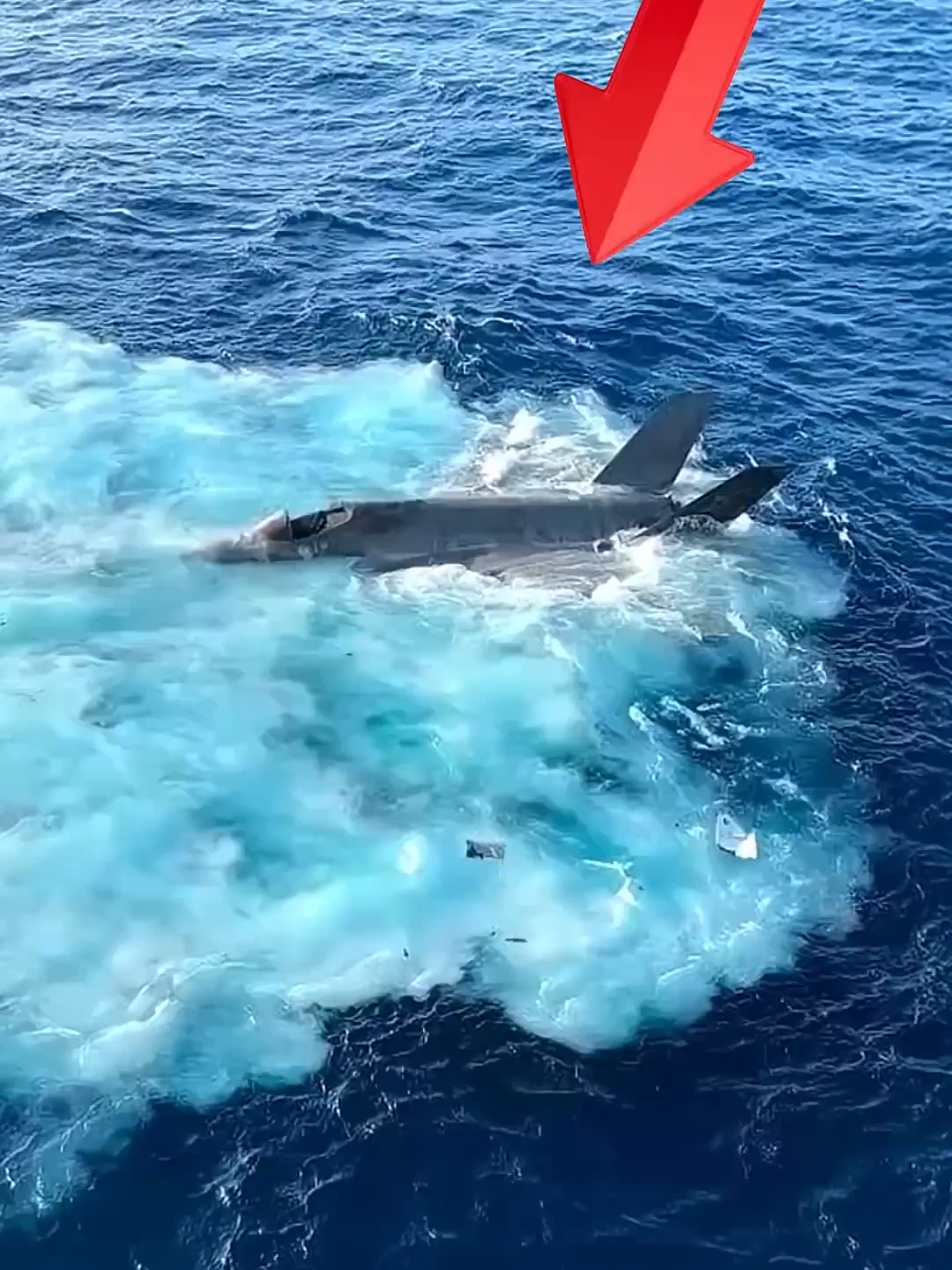 3 anos atrás, um caça F-35 caiu no mar logo após tentar pousar no porta-aviões USS Carl Vinson. O que parecia apenas um acidente… virou uma operação secreta de resgate. O caça afundou a quase 4 quilômetros de profundidade — a mesma do Titanic. E o motivo do resgate era claro: impedir que a tecnologia caísse em mãos chinesas. A missão lembrou um episódio histórico: em 1974, a CIA gastou bilhões de dólares para resgatar um submarino soviético do fundo do oceano, tudo para estudar sua engenharia. Mas no caso do F-35, a urgência era muito maior. O caça é repleto de sensores, sistemas furtivos e softwares ultrassecretos, resultado de décadas de pesquisa e trilhões de dólares em investimento. Deixar essa máquina no fundo do mar seria dar ouro ao inimigo. Por isso, equipes navais e submarinos de resgate foram enviados em sigilo absoluto, e após semanas de buscas… o F-35 foi finalmente recuperado. Um lembrete de que, às vezes, a guerra mais importante acontece longe dos radares — e nas profundezas do oceano. me siga para mais!