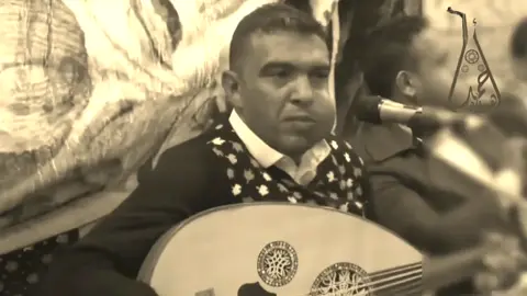 هذا الذي ما يتعوض يخليك ترقص مكانك حتى لو ما فهمت الكلمات ، يحسسك أنه بيعزف بآلات موسيقية كامله وهو إلا العود قولي هل تبا من يبيك او تشغل بمشغول بيك الله ذي بلاني قدير في الهواء يبتليك#علي_عنبه  #الله_يرحمه 