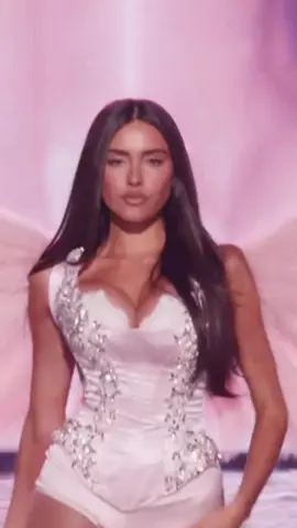 Madison Beer Walk at Victorias secret Fashion Show 2025 #victoriasecret #model #fashionshow #madisonbeer 