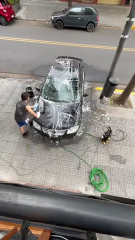 Proceso de lavado y mantenimiento del tratamiento aplicado. Se utiliza un shampoo Ph neutro de primera marca, con el fin de no alterar las propiedades del sellador! 🫧 #detailing #detailingcars #cars #autos #fierros  