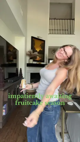 who remembers when @Sabrina Carpenter reposted my tiktok to this song #fruitcake #sabrinacarpenter #santadoesntknowyoulikeido 