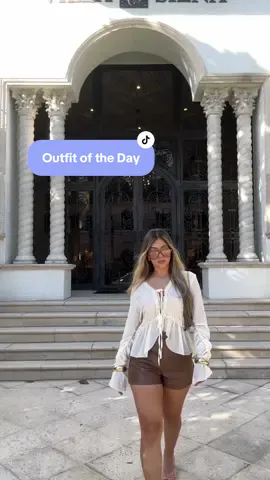 Right place, right sunlight #outfitidea #fashioninspo #outfitinspo #falloutfit #neutrals #fall2025 #falllook #brownleather #chicoutfit #fashionoutfit #aesthetic #pinterest #easytorecreate #effortlesschic 