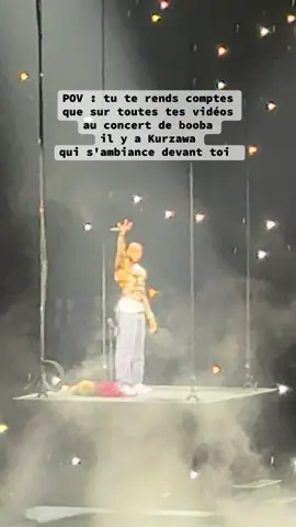 La vue sur Kurzawa au concert de B2O, c'est renta les girls!! 🤣  #pourtoi#concert#booba#tiktokviral#footballeur 