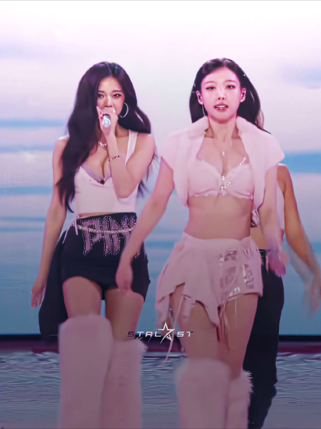 TWICE AT THE VICTORIA'S SECRET FASHION SHOW! omg the looked soooo good! ate that #twice #twicevictoriassecret #victoriassecretfashionshow #twiceedit #twiceedits  twice Victoria's secret edit 