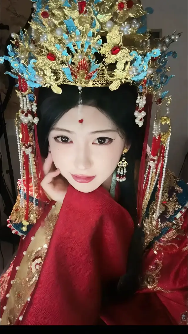 对镜描眉画红妆，喜欢吗。#开心元元 #凉夜横塘 #嫁 #fyp 