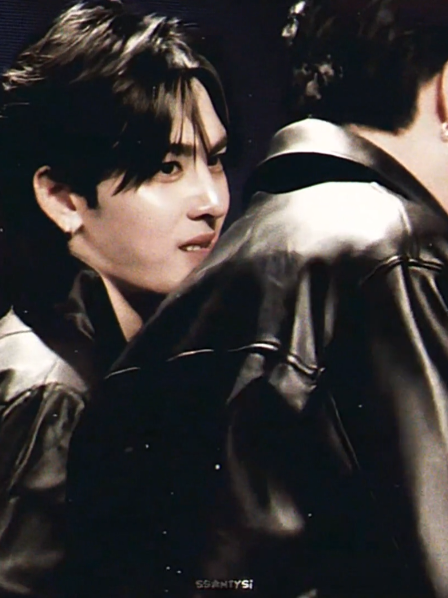 the tension btwn them is literally insaneee, like… surreal tags: #perthtanapon #santapp #perthsanta #เพิร์ธแซนต้า #fypage 