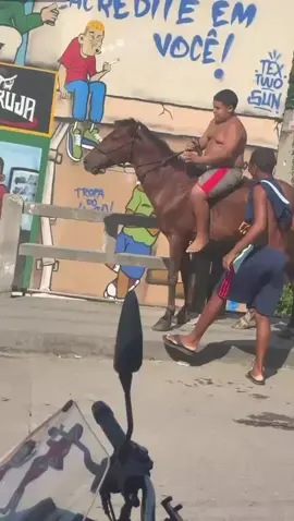 Meteu a porrada no cavalo e quis montar kkkkk o cavalo judiou dele logo depois kkkkkkk roubou a onda toda kkkkk