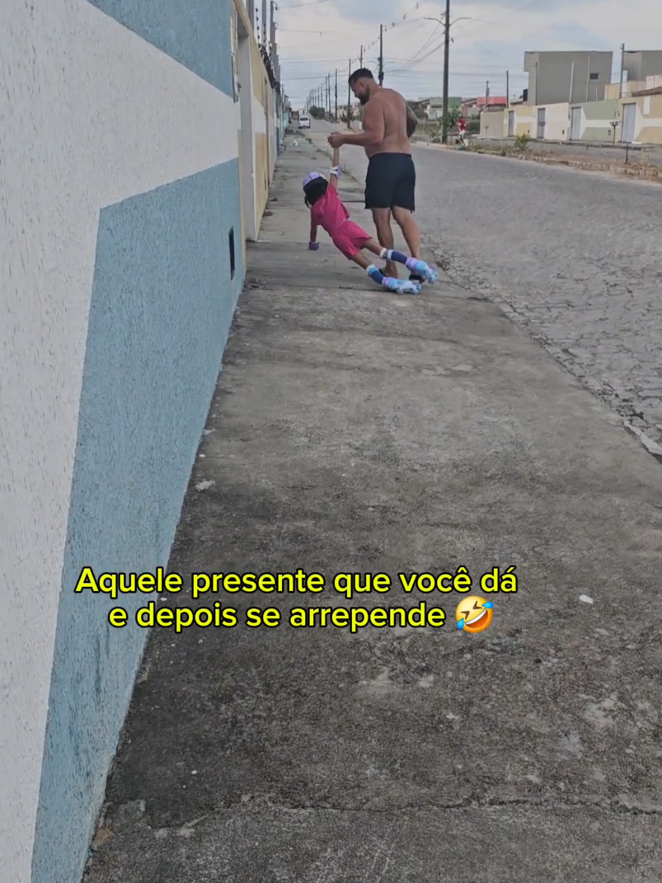 Não é fácil mas já já ela aprende 😅 #patins #infanciafeliz #amordepai #maternidadereal #vaiprofy 